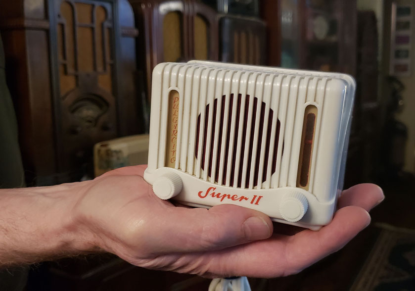 Cradial Pulgarcito Super II radio in hand