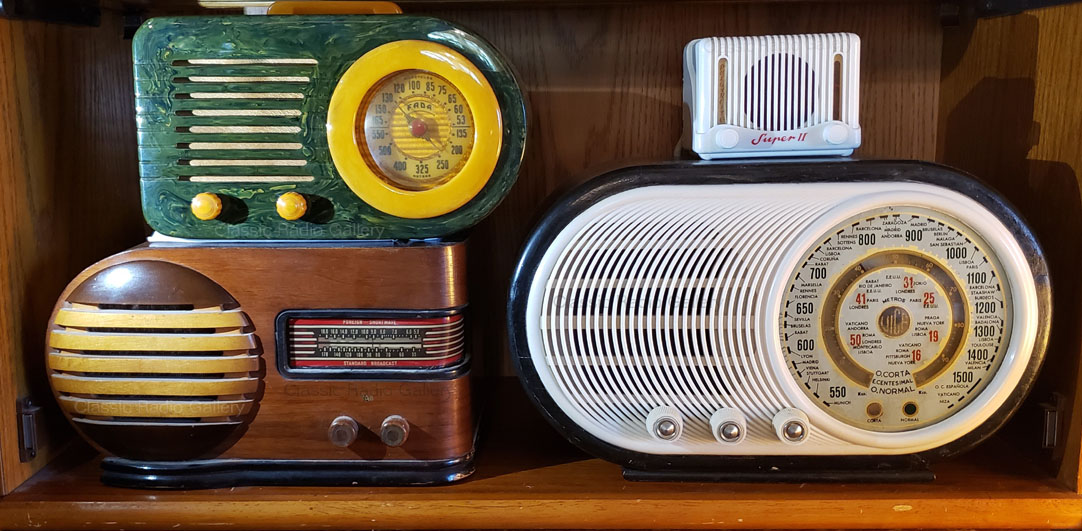 Cradial Pulgarcito Super II radio with other radios