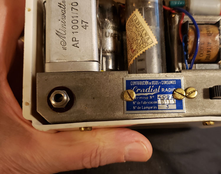 Cradial Pulgarcito Super II radio in hand